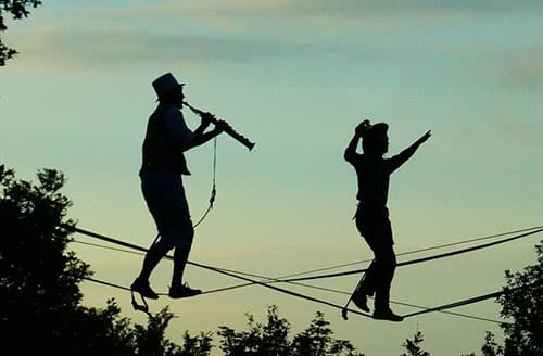 Symbio Scenes houle douce collaboration slack line - Houle Douce Association de spectacles aériens