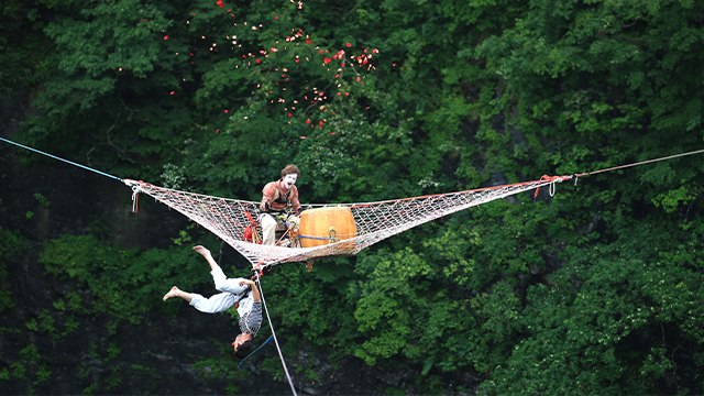 In Situ Houle Douce slack line spectacle