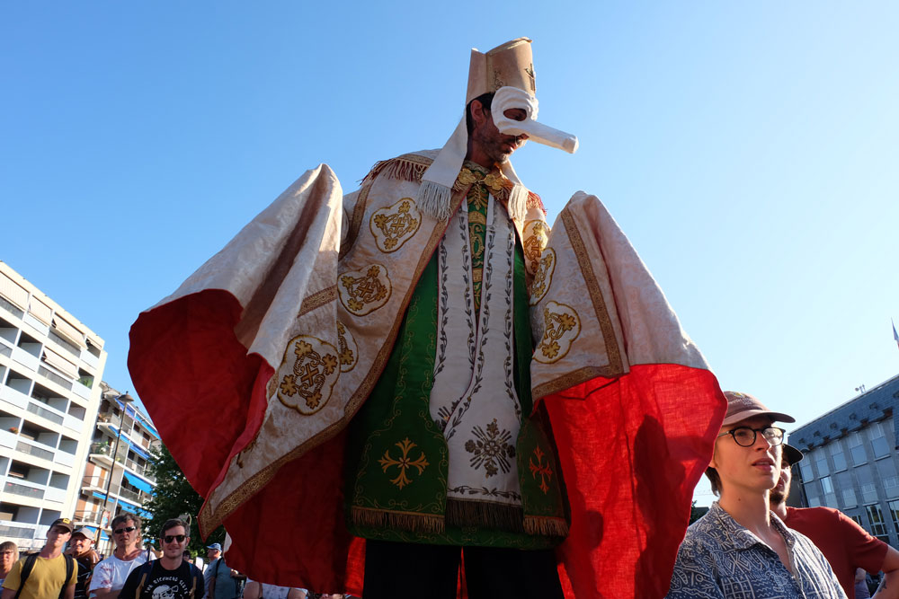 Aterlier Masque web - Houle Douce Association de spectacles aériens