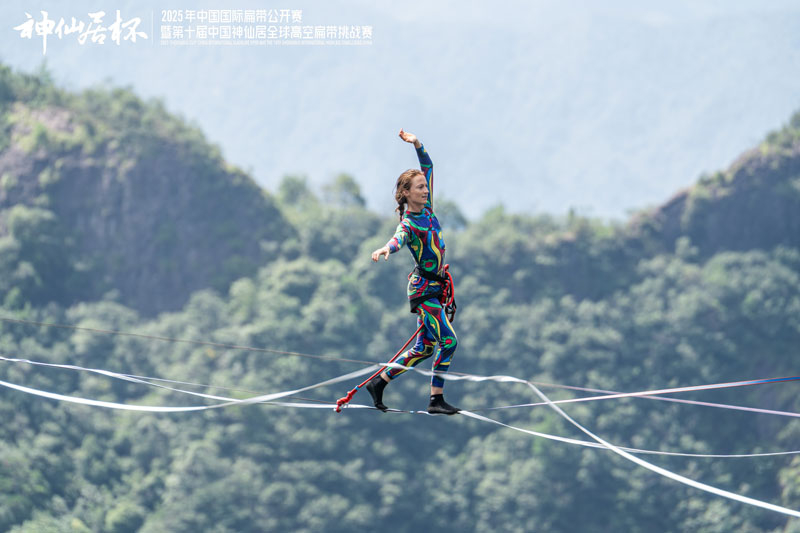 Slacklife China III Thumbnail - Houle Douce Association de spectacles aériens