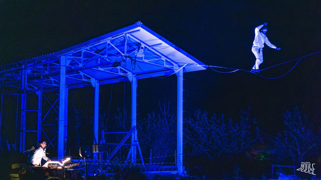 Night swell spectacle de son et lumière cirque funambule